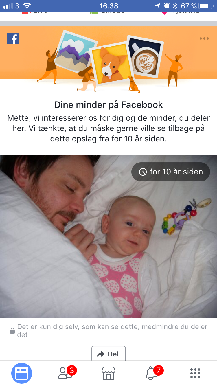 Hvis ikke man selv kan holde styr på tiden gør Facebook alt for at påminde en om at tiden går. Og gisp - pludselig er det ti år siden, der lå en baby og en ung far i sengen. 