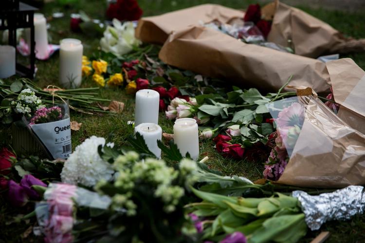 Blomster på gerningsstedet for drabet på den 16-årige dreng, som fandt sted mandag aften.  