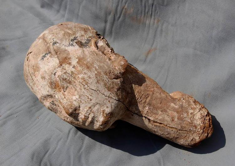 Tilsyneladende forestiller statuen Ankhesenpepi II, der er mor til kong Pepi II. 