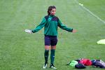 Nadia Nadim så opgivende ud, da hun og resten af fodboldkvinderne selvtrænede onsdag efter at have fået besked om, at DBU havde aflyst landskampen fredag mod Sverige. 