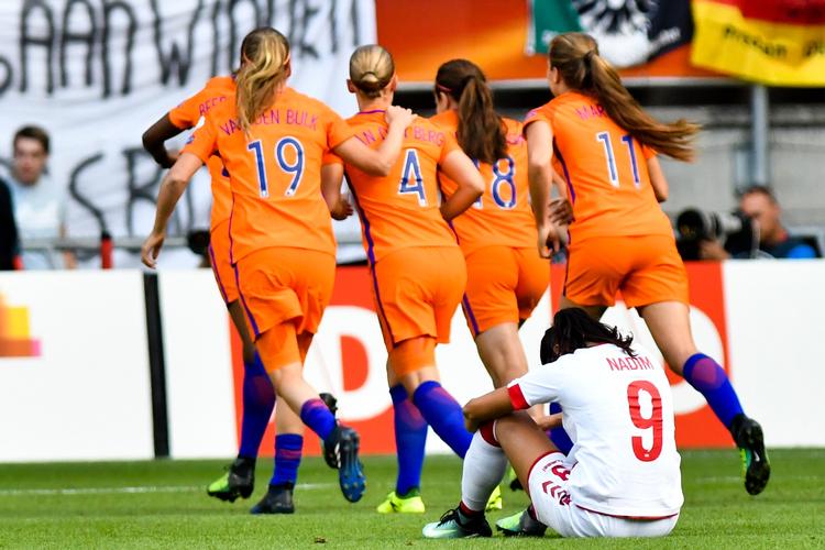 Nadia Nadim var nede efter nederlaget til Holland i EM-finalen, og nu ved hun ikke, hvornår hun igen skal spille en slutrunde med Danmark.
   