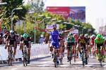 Fernando Gaviria flyver på det nærmeste over stregen som vinder af massespurten i Tour of Guangxi. Foto: Tim De Waele. 