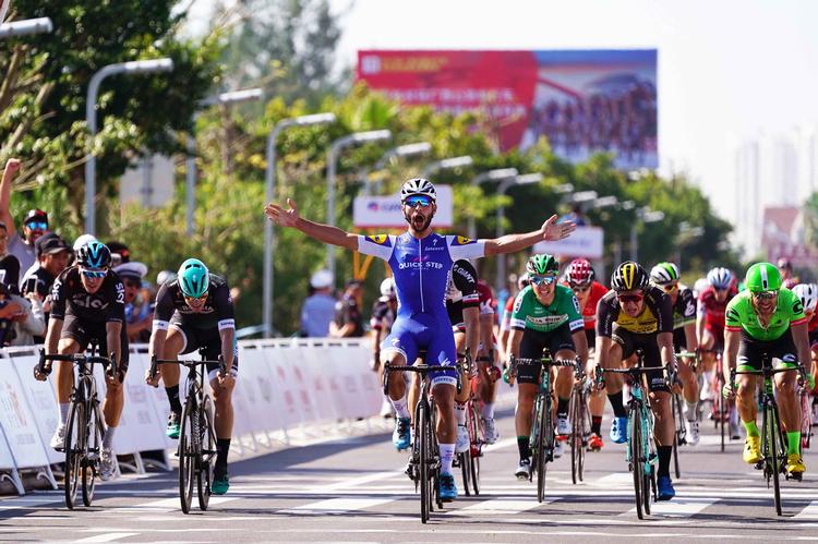 Fernando Gaviria flyver på det nærmeste over stregen som vinder af massespurten i Tour of Guangxi. Foto: Tim De Waele. 