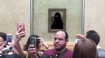 I en af de nu omdiskuterede videoer vises en guidet tur rundt i et Frankrig som islamisk stat - herunder et besøg hos Mona Lisa  på Louvre.  