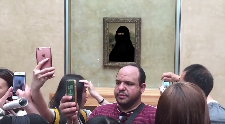I en af de nu omdiskuterede videoer vises en guidet tur rundt i et Frankrig som islamisk stat - herunder et besøg hos Mona Lisa  på Louvre.  