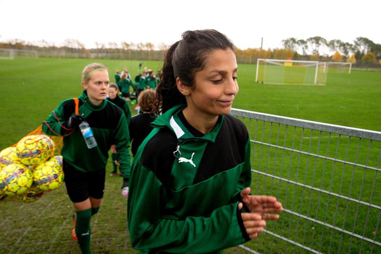 Nadia Nadim og de øvrige danske landsholdsspillere kommer ikke i kamp i morgen aften mod Sverige. Spørgsmålet er, hvorfor det kom dertil. Og hvem, der bærer ansvaret.
    14.06 Nadia Nadim. Vi følger kvindelandsholdet mens nye forhandlinger er i gået i gang. De er ikke i Helsingør, bliver spottet på Hotel Scandic og vi følger dem videre til træning i Dragør
   