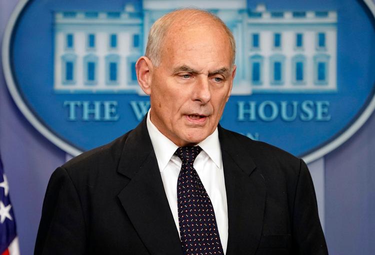 Stabschef John Kelly siger, at han havde frarådet Trump at ringe til de pårørende til fire amerikanske soldater, som blev dræbt i et baghold i Niger tidligere i denne måned. 