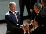 George W. Bush uddelte håndtryk efter sin tale i New York. 