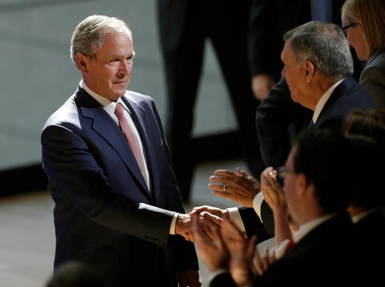 George W. Bush uddelte håndtryk efter sin tale i New York. 