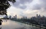 Centralt. Hotel Jen Orchardgateway ligger i hjertet af Singapore. På øverste etage ligger en pool med formidabel udsigt over byen med blandt andet Marina Bay Sands i baggrunden. 