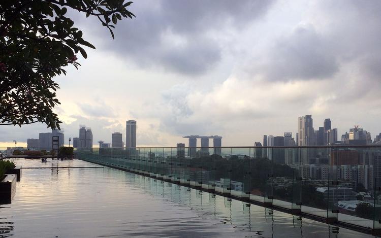 Centralt. Hotel Jen Orchardgateway ligger i hjertet af Singapore. På øverste etage ligger en pool med formidabel udsigt over byen med blandt andet Marina Bay Sands i baggrunden. 