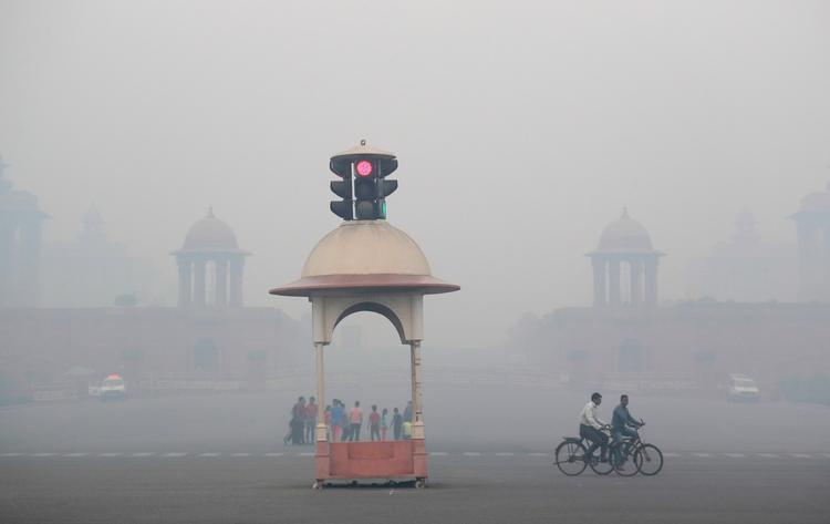Indbyggerne så stort på et forbud mod at skyde fyrværkeri af i New Delhi. 