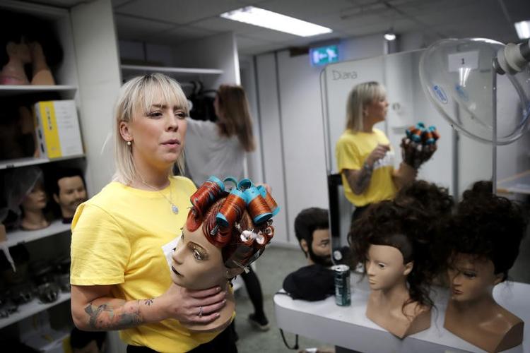 Diana Ludvigsen har villet være frisør, siden hun var helt lille. Når der ikke er modeller at klippe, trænes der på mannequiner.  