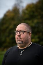 43-årige Ronnie Schmücker lider af svær ptsd efter en udsendelse til det borgerkrigsramte Kroatien i 1994. På trods af flere psykiateres ord på, at han er syg, kan han dog ikke få det anerkendt som en arbejdsskade hos Arbejdssmarkedets Erhvervssikring. De er nemlig ikke forpligtet til at følge en speciallægeerklæring.  