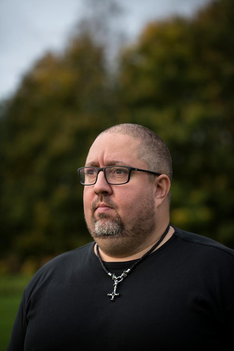 43-årige Ronnie Schmücker lider af svær ptsd efter en udsendelse til det borgerkrigsramte Kroatien i 1994. På trods af flere psykiateres ord på, at han er syg, kan han dog ikke få det anerkendt som en arbejdsskade hos Arbejdssmarkedets Erhvervssikring. De er nemlig ikke forpligtet til at følge en speciallægeerklæring.  