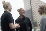 Lettelsen var stor hos Sanne Troelsgaard (i midten) og medspillerne Janni Arnth (tv.) og Therese Nielsen efter indgåelsen af delaftalen med DBU.

   