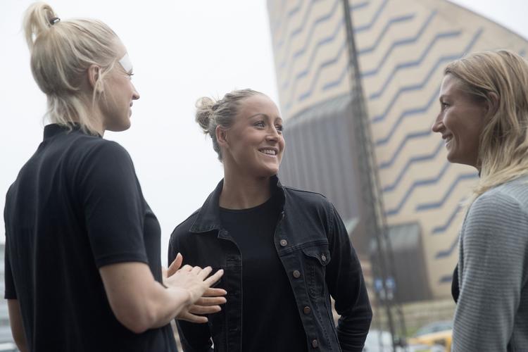Lettelsen var stor hos Sanne Troelsgaard (i midten) og medspillerne Janni Arnth (tv.) og Therese Nielsen efter indgåelsen af delaftalen med DBU.

   