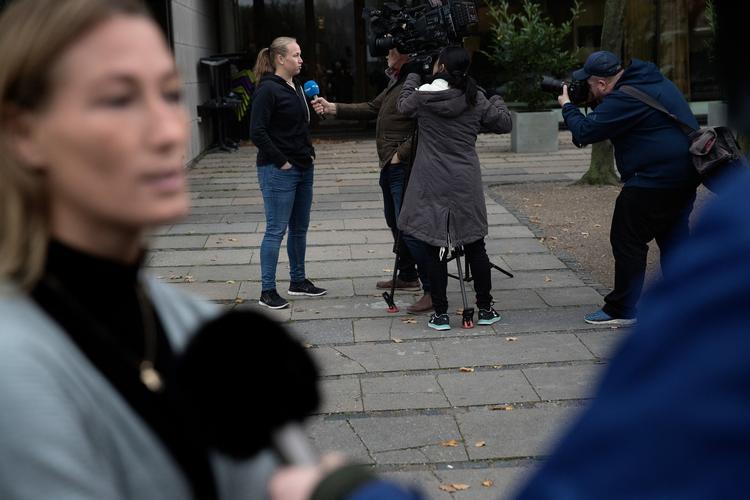 Stina Lykke i baggrunden mener, at holdet har fået ekstra energi til at spille tirsdagens kamp mod Kroatien.

   
