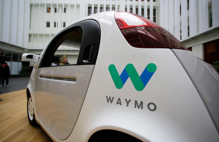 Googles selvstyrende bilprojekt har heddet Waymo siden sidste år. Nu har begge firmaers moderselskab investeret et stort pengebeløb i endnu et firma med chaufførløse ambitioner: Ubers ærkerival, Lyft.  