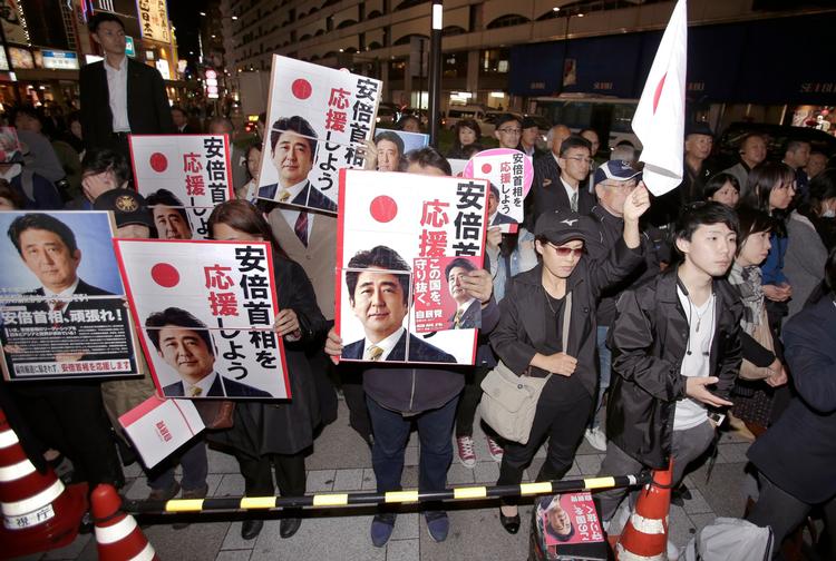 Det er lykkedes Japans premierminister Shinzo Abe at vende modgang til medgang på få måneder. 