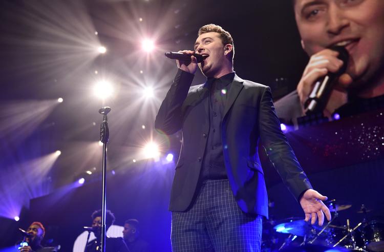 Efter udgivelsen af sit debutalbum vandt Sam Smith tre Grammy-statuetter ved prisuddelingen i Los Angeles i 2015. 