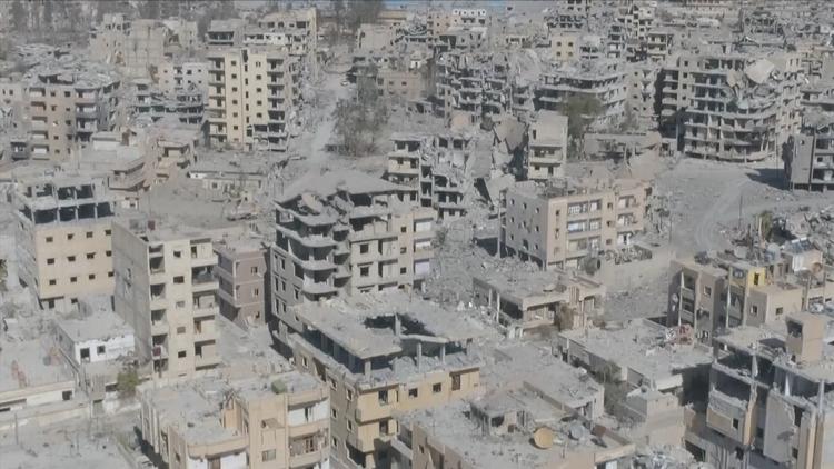 Alle virkede ligeglade med de civile, da luftangrebene hamrede ned over hustagene i Raqqa. De var fanget i en by kontrolleret af Islamisk Stat, beretter Jesper Brix om, der til daglig er direktør i Læger uden Grænser.  