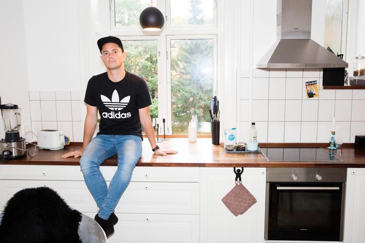 Unge under 29 år og ældre over 60 år genbruger mindre end de 30 til 59-årige. Kristian er 26 år og genbruger ikke selv, men køber altid tøj, møbler og elektronik fra ny.  