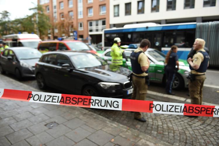 Lørdag morgen angreb en hidtil ukendt gerningsmand folk på gaden i München. Ingen har fået livsfarlige skader. 