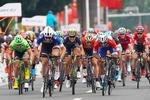 Fernando Gaviria i den røde førertrøje henter sin tredje sejr, mens Max Wahlscheid i blåt bliver nr. 2 for anden dag i træk, og en tænderskærende Magnus Cort imellem dem besætter tredjepladsen. Foto: Tim De Waele. 