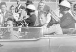 
    John F. Kennedy og Jacqueline Kennedy i bilen kort før han blev skudt og dræbt i Dallas. 