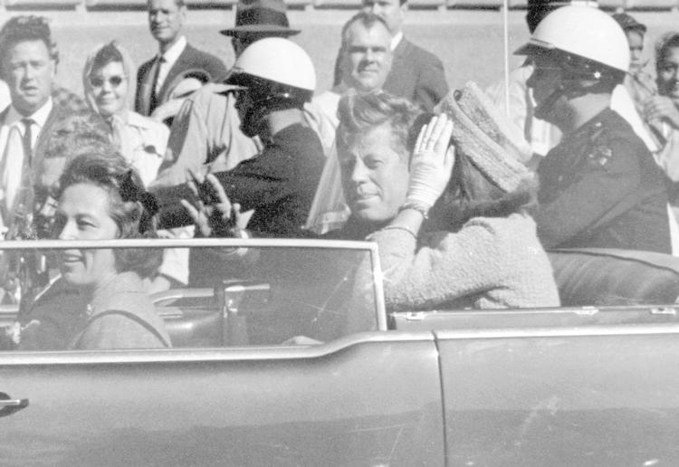 
    John F. Kennedy og Jacqueline Kennedy i bilen kort før han blev skudt og dræbt i Dallas. 