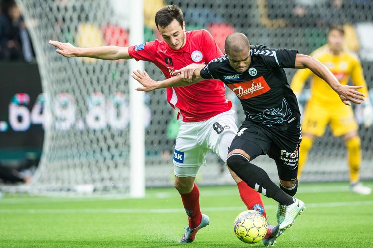 Silkeborg (tv.) Davit Skhirtladze kæmper om bolden med Sønderjyskes  Ramon Rodrigues.  