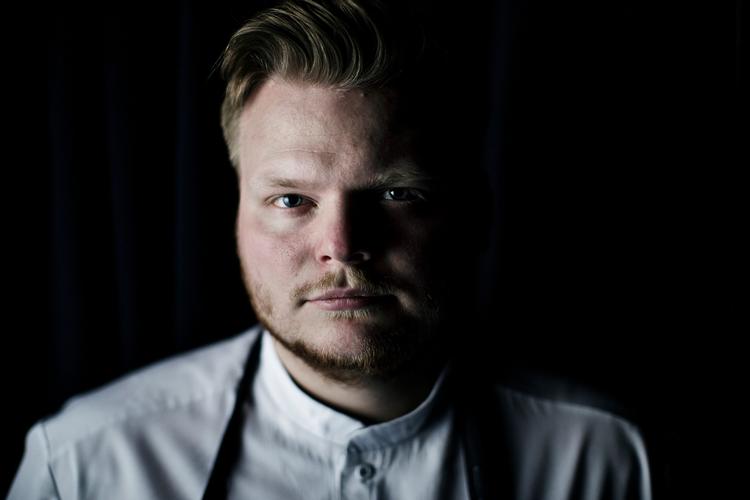 
Om der går seks måneder eller mere, og om gourmetrestauranten genåbner i København eller et helt andet sted, kan chefkokken Rasmus Munk ikke svare på. Lige nu handler det om få retænkt hele konceptet, forklarer han. 
   