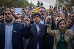 Carles Puigdemont (i midten) deltog lørdag i en stor demonstration i Barcelona. 