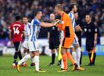 Huddersfiels Jonathan Hogg fejrer sejren over Manchester United med den danske målmand Jonas Lössl.  