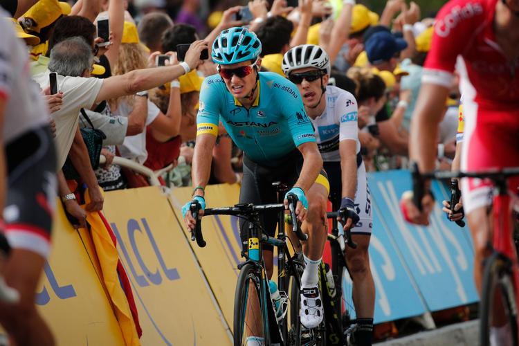 Jakob Fuglsang krydser målstregen i Tour de France efter at have været udsat for det styrt, som siden tvang ham til at stå af.
   