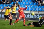 Yaw-Ihle Amankwah (tv.) lagde med et langt indkast på til Pål Alexander Kirkevold, der således scorede for tiende kamp i træk. 