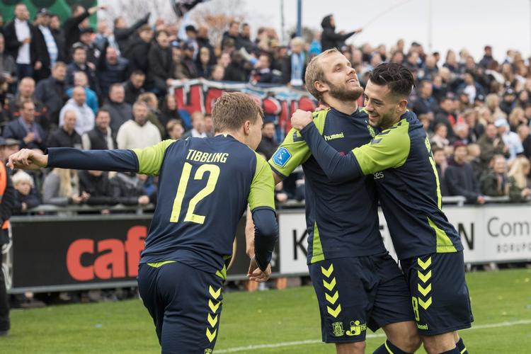 
Teemu Pukki, der her omfavnes efter scoringen, var heldig med at blive matchvinder, da Brøndby fik en smal arbejdssejr i Helsingør
   
