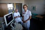 Oversygeplejerske Margit Roed og klinikchef Henrik Sillesen på Karkirurgisk Klinik på Rigshospitalet får ingen hjælp fra regionen til at bringe ventelisterne ned. Hospitalet må finde pengene på andre afdelinger, mener regionen. Arkivfoto: Finn Frandsen.   