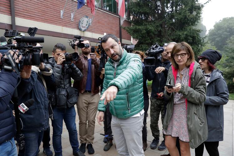 Lederen af Lega Nord, Matteo Salvini, ankommer til valgstedet i  Milan.  