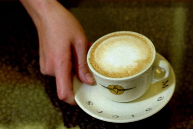 I Elisabeth Rygårds novellefilm 'Bare en cappuccino' er det nemmere for den pensionerede og ensomme operasanger Abelone at bestille en cappuccino fremfor at etablere en ægte kontakt.   