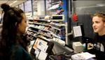 Foto fra en af de videoer, som de unge har indsendt til en kampagne, om at få butikker til at bede unge om id ved køb af blandt andet cigaretter. 