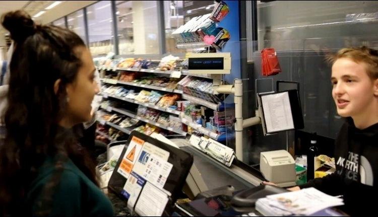 Foto fra en af de videoer, som de unge har indsendt til en kampagne, om at få butikker til at bede unge om id ved køb af blandt andet cigaretter. 