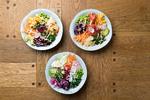Poke bowl er en hawaiiwansk ret med rå fisk, friske grøntsager og ris. På fredag åbner Københavns første spisested, der specialiserer sig i den Instagram-venlige salat.  