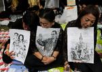 Mange thailændere mødte forrige fredag op foran det hospital i hovedstaden Bangkok, hvor deres konge døde for et år siden. 