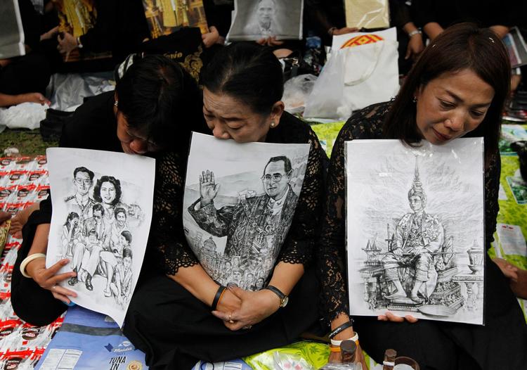 Mange thailændere mødte forrige fredag op foran det hospital i hovedstaden Bangkok, hvor deres konge døde for et år siden. 