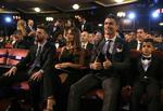 En optimistisk Ronaldo på første række sammen med sin store rival Lionel Messsi. Og for andet år i træk var det Ronaldo, der kunne smile størst. 