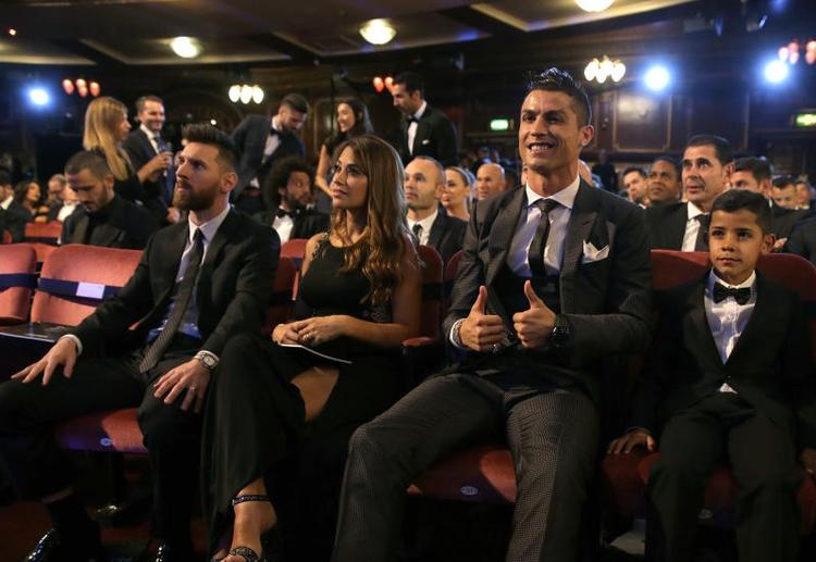 En optimistisk Ronaldo på første række sammen med sin store rival Lionel Messsi. Og for andet år i træk var det Ronaldo, der kunne smile størst. 