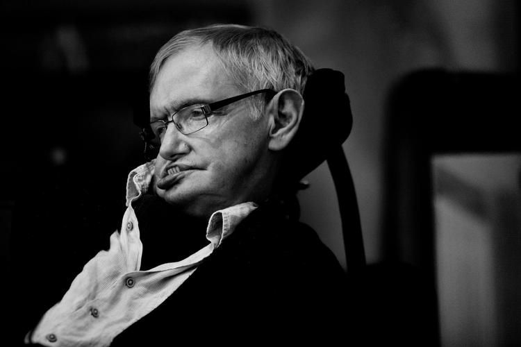 Nu kan du for første gang læse Stephen Hawkings ph.d.-afhandling fra 1966. Det er Cambrigde University, der har offentliggjort den historiske afhandling.
   