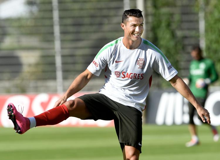 Den portugisiske verdensstjerne Christiano Ronaldo er for femte gang blevet kåret som verdens bedste fodboldspiller af Fifa. Dermed tangerer han Barcelona-stjernen Lionel Messi.
   